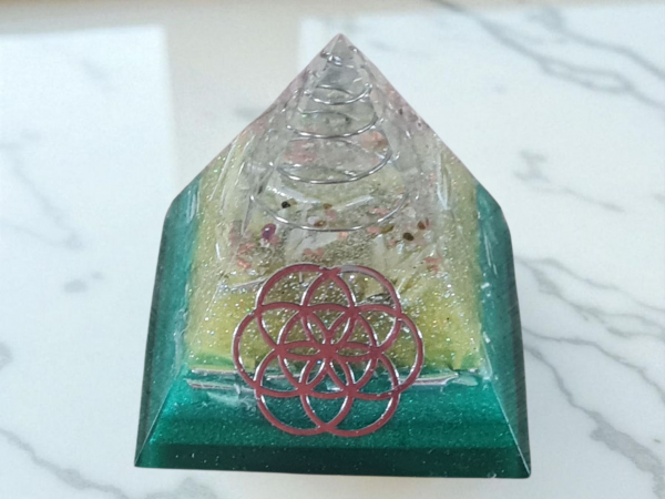 Orgonite pyramide jaune vert graine de vie